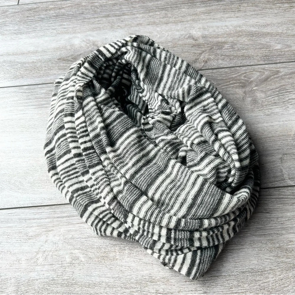 Club Monaco Alpaca Wool Blend Italian Yarn Soft Striped Infinity Scarf - Picture 3 of 9